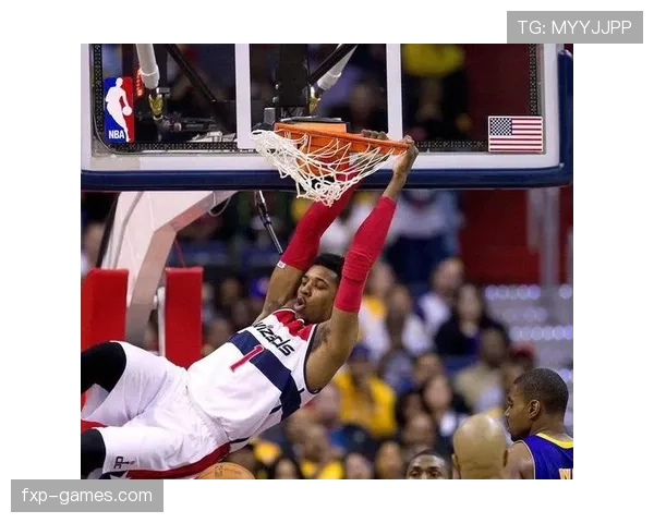 乔·杜马斯无球跑动拉开空间提升球队三分命中率